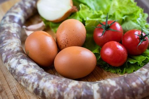 Росстат зафиксировал рост цен на яйца и колбасу в последнюю неделю сентября
