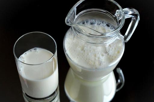 Эксперты советуют хранить молоко и сыр в морозилке