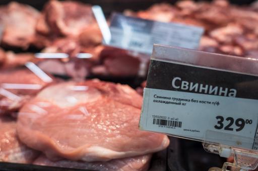 Росстат сообщил о недельном росте цен на свинину и птицу