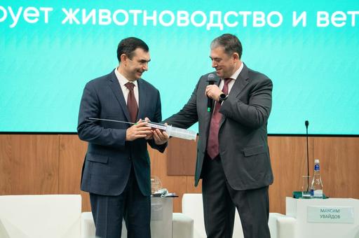 Максим Увайдов вручил Роману Некрасову «вакцину добра»