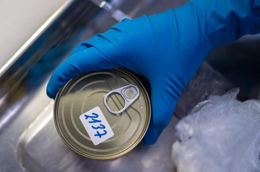 Запрещенные антибиотики нашли в псковских консервах из свинины