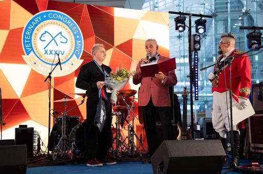 «Серебряный микроскоп» получила работа о протезировании лап у кошек